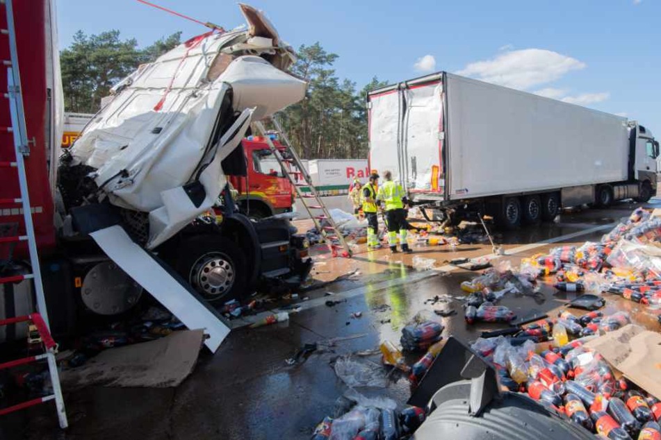 Der Lkw-Fahrer wurde bei dem Unfall eingeklemmt und erlag noch vor Ort seinen Verletzungen.