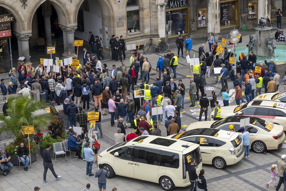 Taxifahrer nehmen an einer Demonstration auf dem Münchner Marienplatz teil.