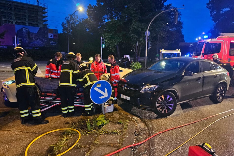 Ein Taxi-Fahrer ist bei einem Unfall in Hamburg am Montagmorgen verletzt worden. Womöglich war er über eine rote Ampel gefahren.