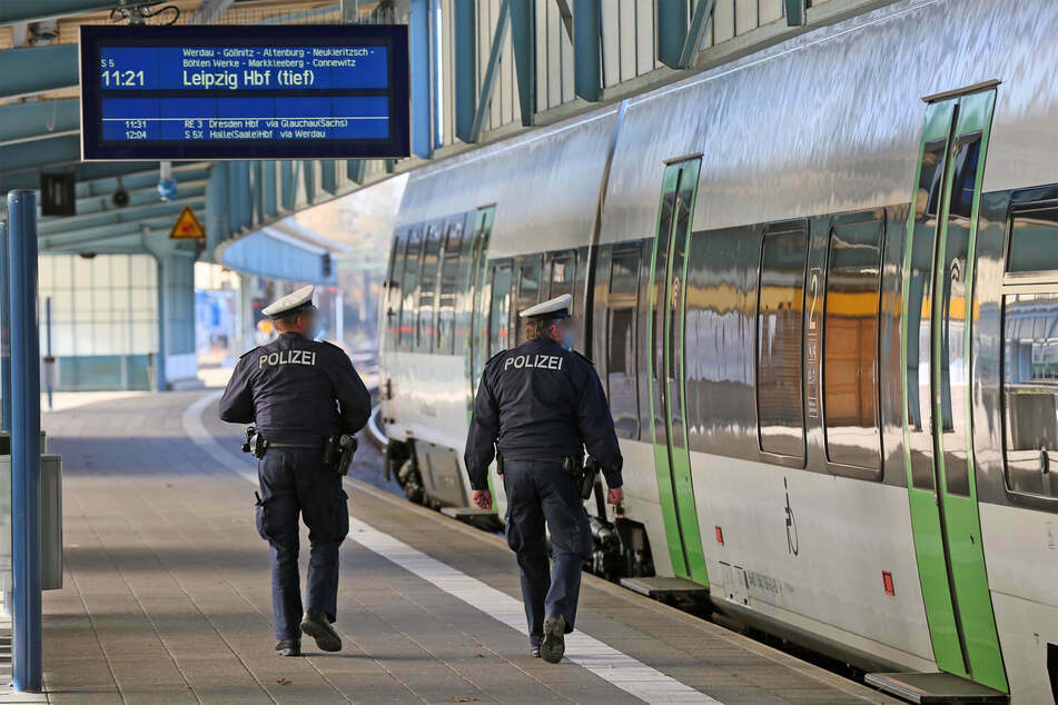 Ein Blick in den Zug: Die Bundespolizei kontrolliert am Zwickauer Hauptbahnhof die Maskenpflicht.