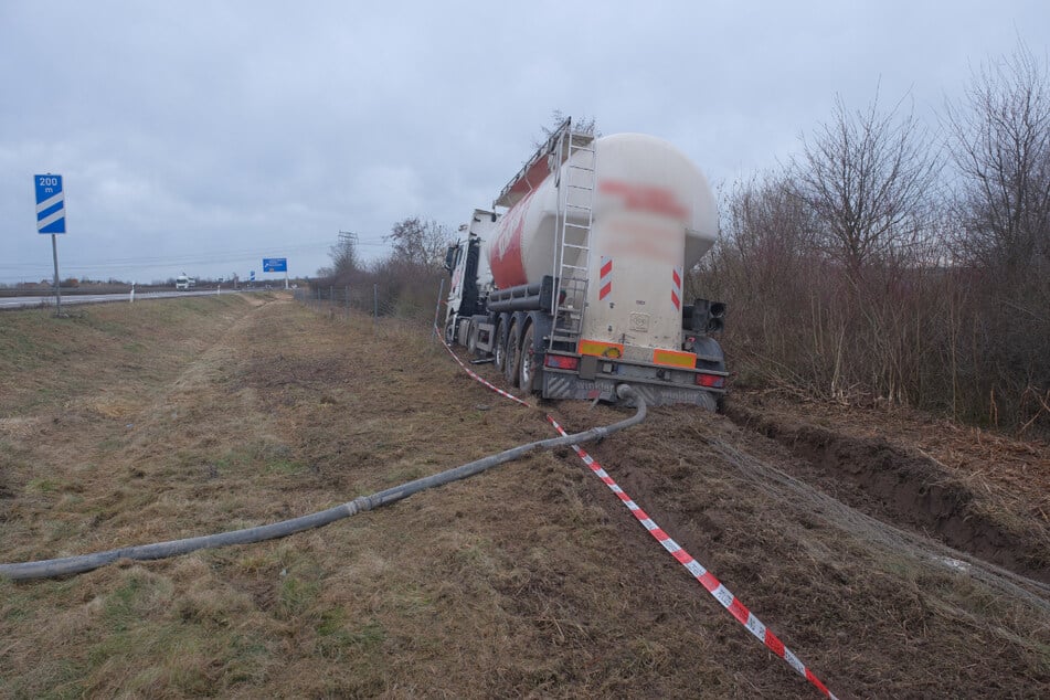 Der Laster landete neben der Autobahn im Schlamm.