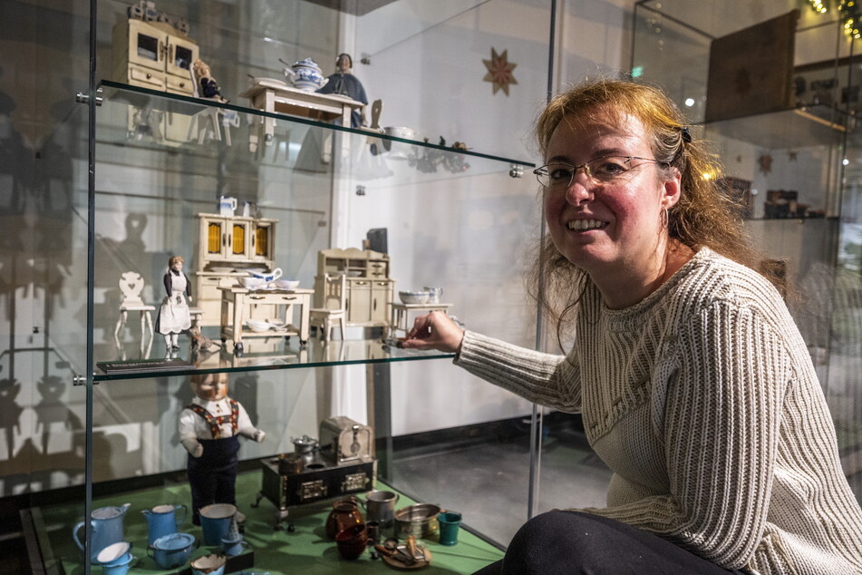Museumsleiterin Alexandra Hortenbach (42) zeigt die Vitrine mit den ältesten Ausstellungsgegenständen.