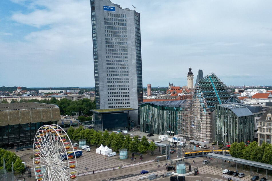 BMW kracht in Tiefgarage am Leipziger Augustusplatz gegen Audi: Zwei Verletzte