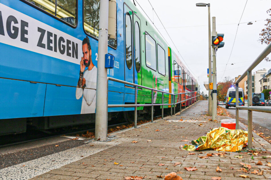 Eine goldene Folie liegt nach dem Unfall an der Haltestelle.
