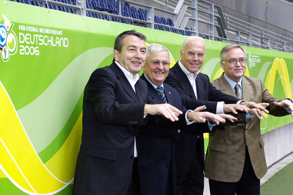 Welchen Rollen der damalige Vizepräsident Wolfgang Niersbach (l.), Vizepräsident Theo Zwanziger (Z. v. l.), Präsident Franz Beckenbauer (Z. v. r.) und der 1. Vizepräsident Horst R. Schmidt spielten, ist bis heute ungeklärt.