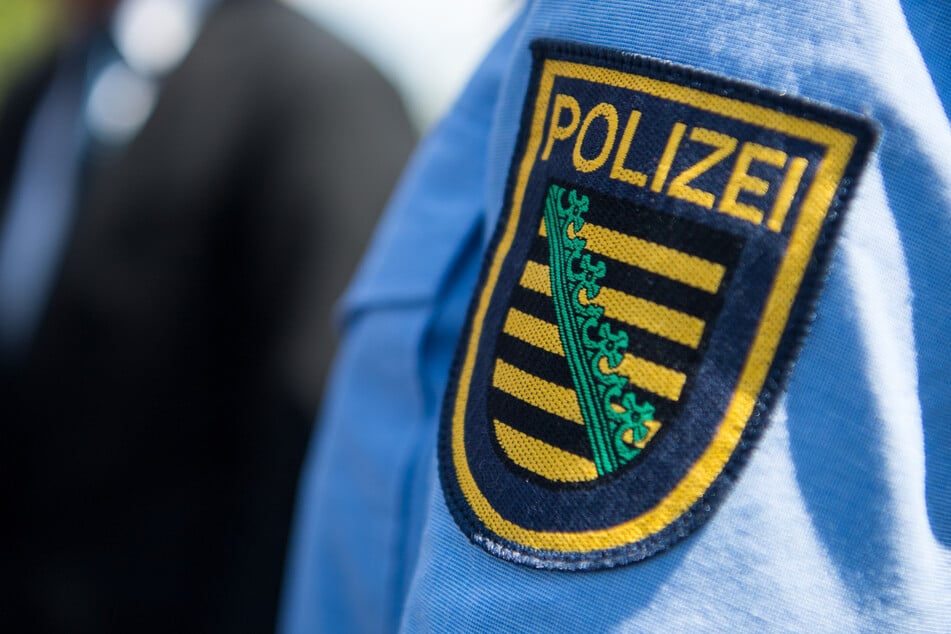 Im Erzgebirge hat ein Mann (40) versucht, einen Polizisten zu schlagen. (Symbolbild)