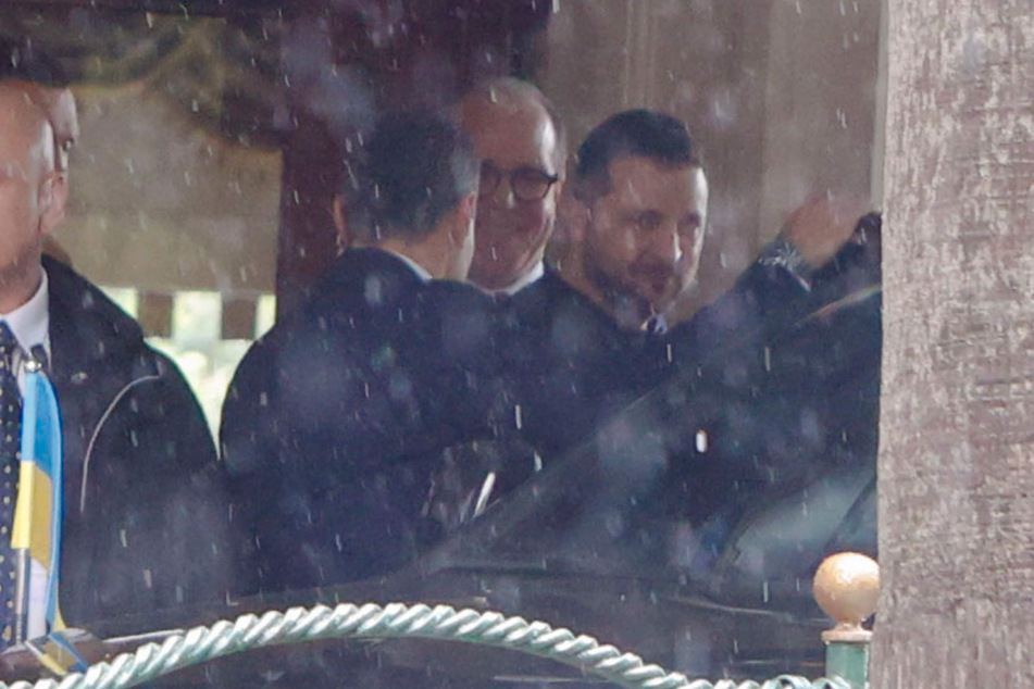 Wolodymyr Selenskyj (45, r), Präsident der Ukraine, rechts, verlässt sein Hotel auf dem Weg zu einem Treffen mit dem italienischen Präsidenten Mattarella (81).