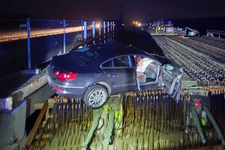 Kurz vor dem Abgrund kam das Auto zum Stehen.