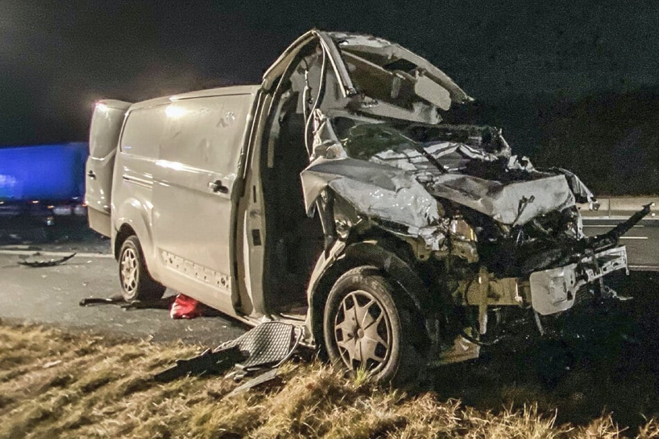 Unfall A8: Transporter-Fahrer schläft auf A8 ein und kracht in Lastwagen