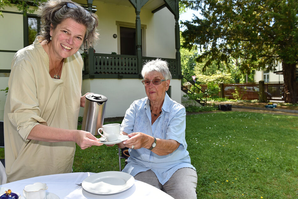 Auf Anregung von Rosemarie Fischer (86, r.) wurde die Blasewitzer Kaffeetafel ins Leben gerufen. Mit dabei: Die Chefin der Bürgerstiftung Katrin Sachs (52).