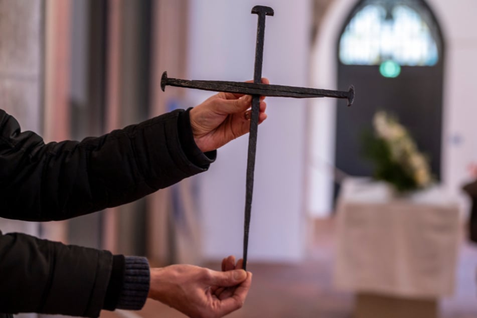 Das Nagelkreuz von Coventry ist am Abend in der Jakobikirche in Chemnitz übergeben worden.