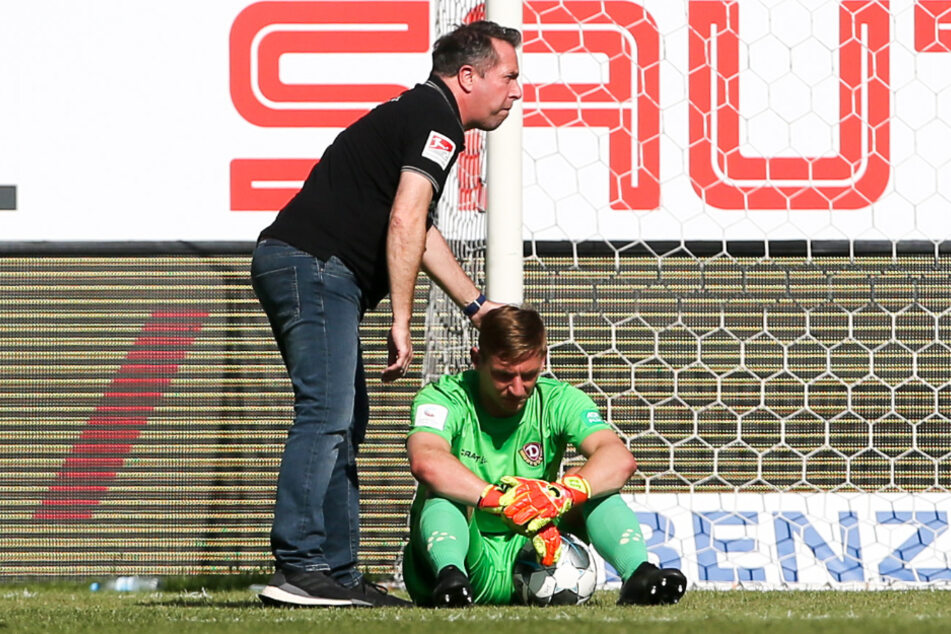 Sieg in Sandhausen, aber der Dresdner Abstieg war dennoch so gut wie besiegelt. Trainer Markus Kauczinski tröstete den enttäuscht auf dem Rasen sitzenden Keeper Kevin Broll.