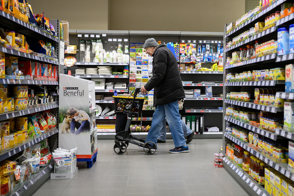 In einem Duisburger Edeka herrscht neuerdings nicht nur Maskenpflicht, sondern auch eine strenge Kleiderordnung. (Symbolbild)