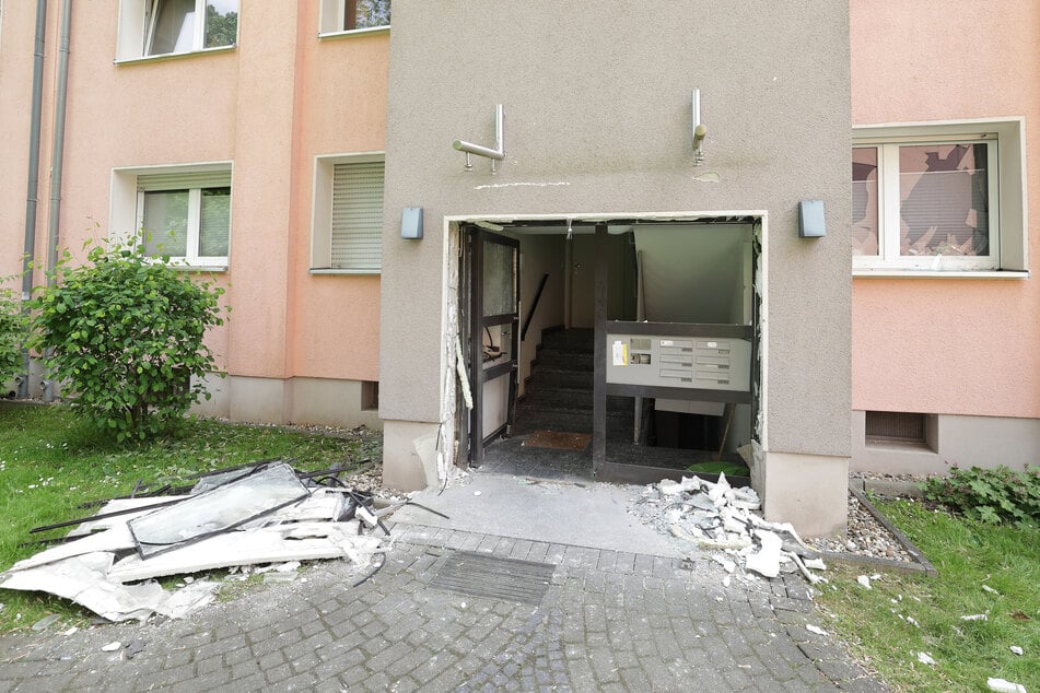 In Düsseldorf hat es in der Nacht zum Samstag eine Explosion an einem Mehrfamilienhaus gegeben.