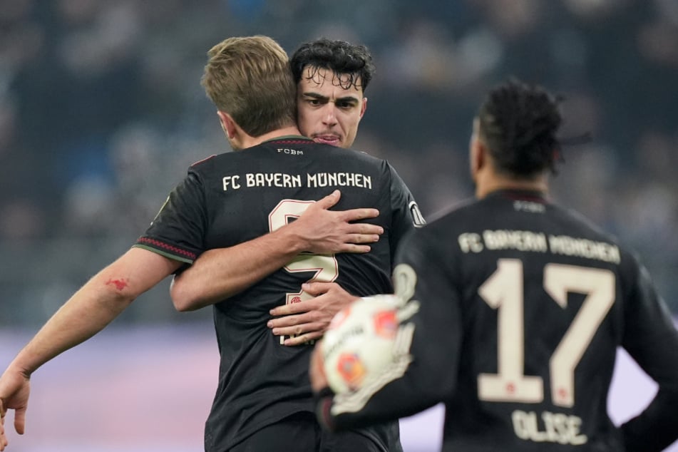 FCB-Goalgetter Harry Kane (l.) lässt sich nach seinem Ausgleichstreffer von Aleksandar Pavlovic herzen.