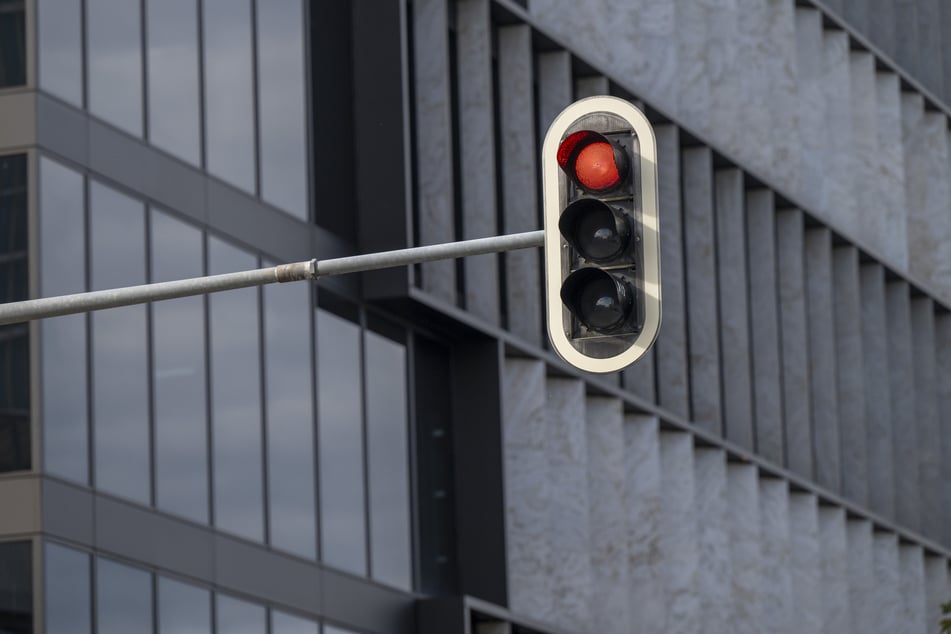 An einer roten Ampel startete das Rennen zwischen den beiden Fahranfängern. (Symbolbild)