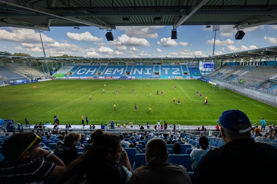 Im Juli 2009 war der Rasen im Gellertstadion zuletzt erneuert worden. Aber er strahlt noch wie am ersten Tag.