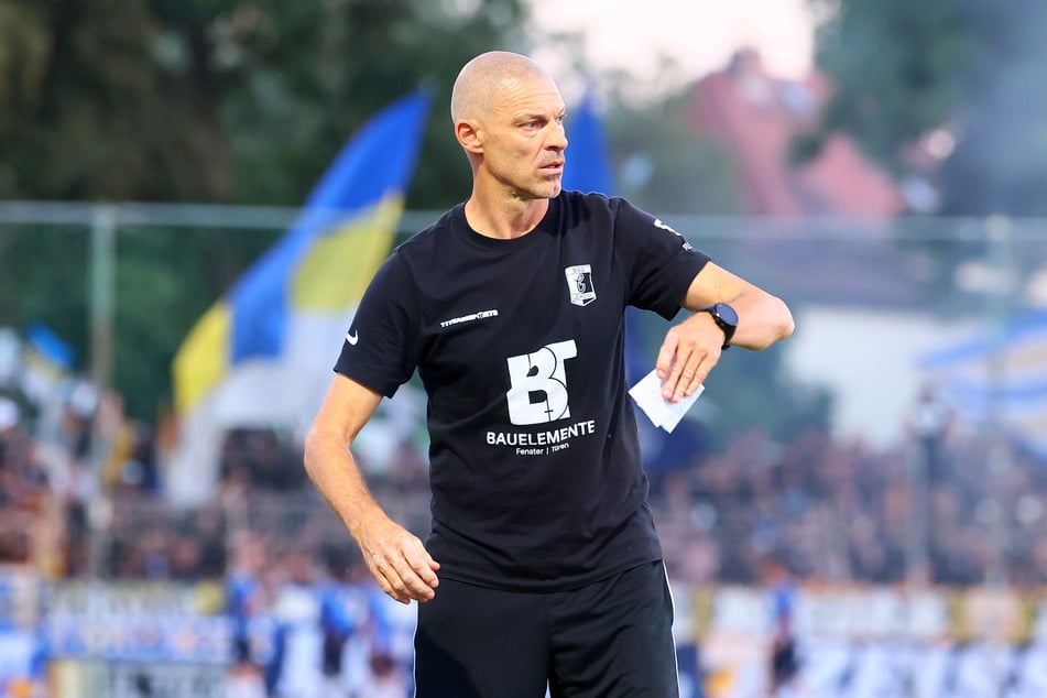 BSG-Trainer Alexander Schmidt freute sich über einen überraschenden Punktgewinn gegen Altglienicke. (Archivbild)