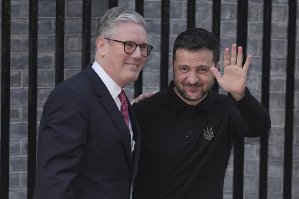 Der britische Premierminister Keir Starmer (62, l) begrüßt den ukrainischen Präsidenten Wolodymyr Selenskyj (47) vor Downing Street Number 10.