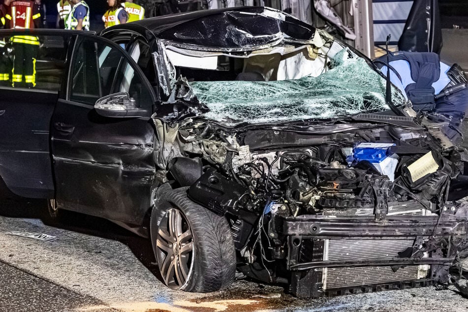 Am Anfang stand ein Zusammenstoß: Ein Auto rammte einen Kleintransporter. Danach wurde ein 21-jähriger Mann von einem dritten Wagen erfasst.