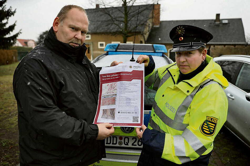 Bei der Suche nach der Kindesmutter verteilte sogar Bürgermeister Steffen Sang (56) mit Polizisten Fahndungsplakate.