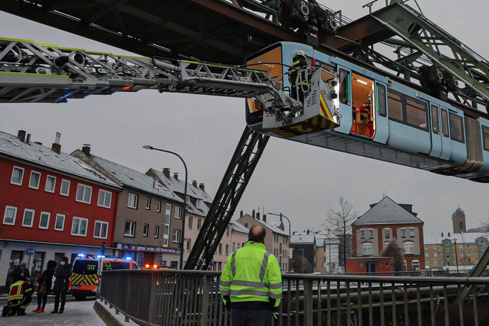 Die eingefrorene Wuppertaler Schwebebahn.