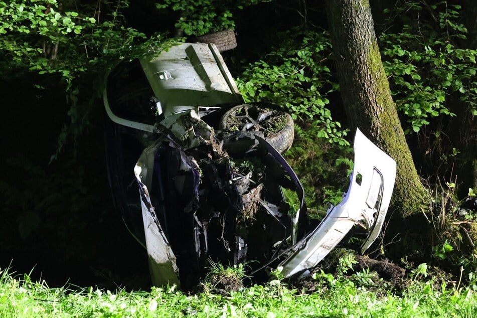 Auto nur noch Schrott: Vier Verletzte bei Unfall in Velbert