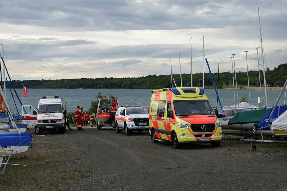Nach dem Notruf eilen Rettungskräfte von DLRG und Feuerwehr zum Markkleeberger See.