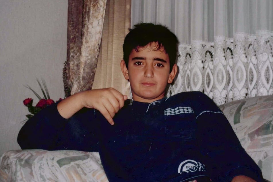 Aykut Anhan wuchs mit einem älteren und einem jüngeren Bruder in Offenbach bei Frankfurt auf.