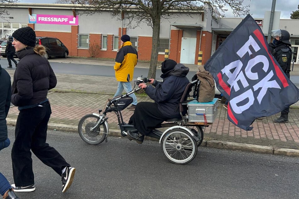 Ein Demonstrant zeigt, was er von der AfD hält.