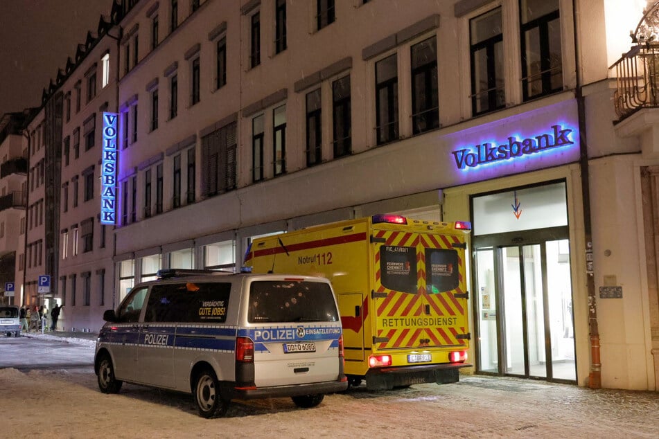 Ein Mann überfiel am Montagabend die Volksbank in der Chemnitzer City.
