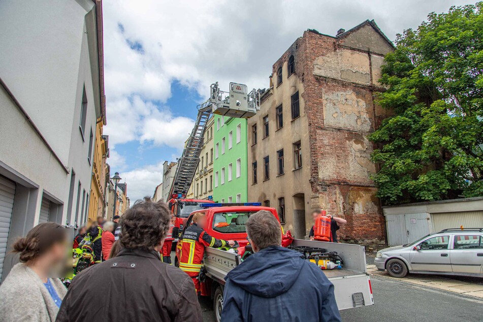 Am Tag zuvor beobachteten Anwohner und Schaulustige das Geschehen. Das frisch renovierte Nachbarhaus wurde durch den Brand in Mitleidenschaft gezogen.