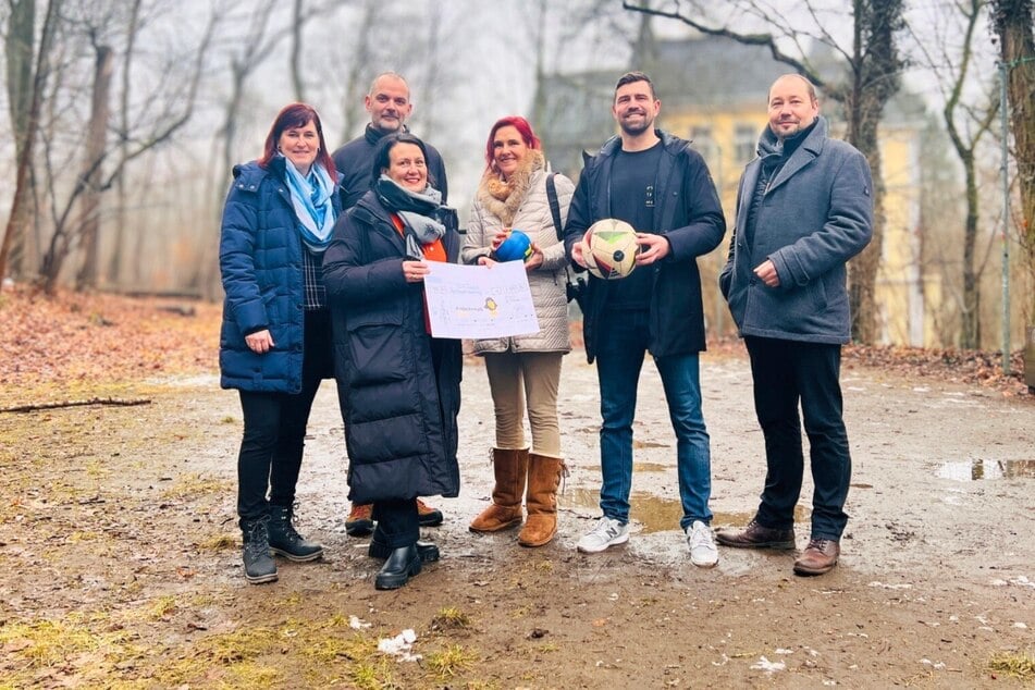 Scheckübergabe (v.l.): Mandy Pretzsch (Ortsamt Neustadt), Kinderhaus-Leiter Sandro Junge, Juwelierin Barbara Oehlke, Evelyn Dangries (Verein Barockviertel), Benny Kirsten und Diakonie-Chef Thomas Slesazeck.