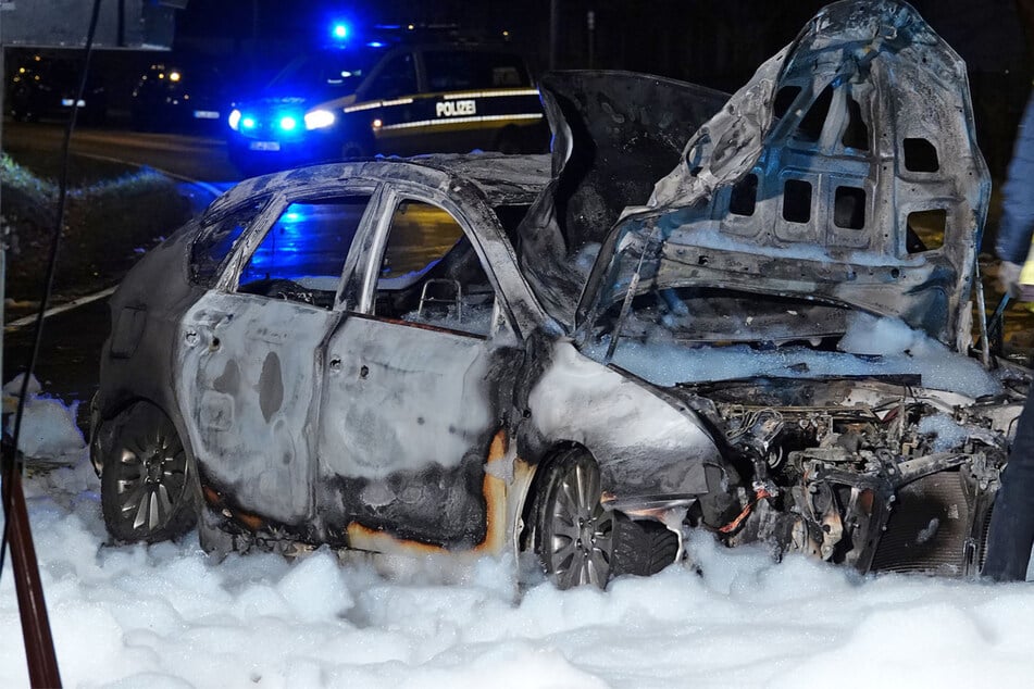 Mann stirbt bei Unfall, Auto brennt völlig aus