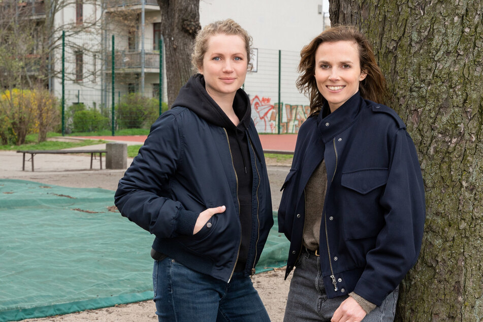 Cornelia Gröschel (l., 35) und Karin Hanczewski (41) drehen bis 11. Mai für den 18. Dresden-Tatort "Herz der Dunkelheit".