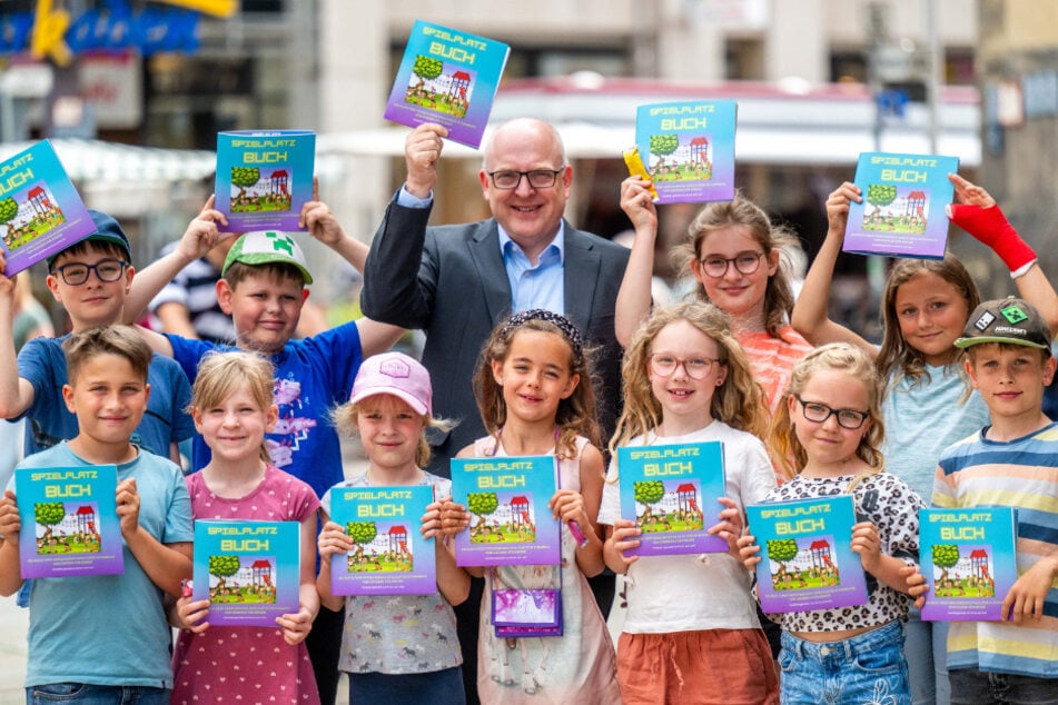 Die Hortkinder aus Ebersdorf haben mehrere Wochen an ihrem Spielplatz-Buch gearbeitet.
