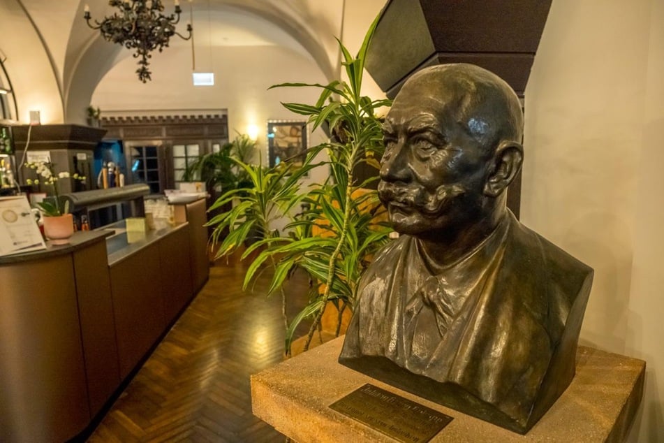 Der einstige Gastwirt Johann Georg Grimpe (1889–1936) begrüßt auch heute die noch die Gäste.