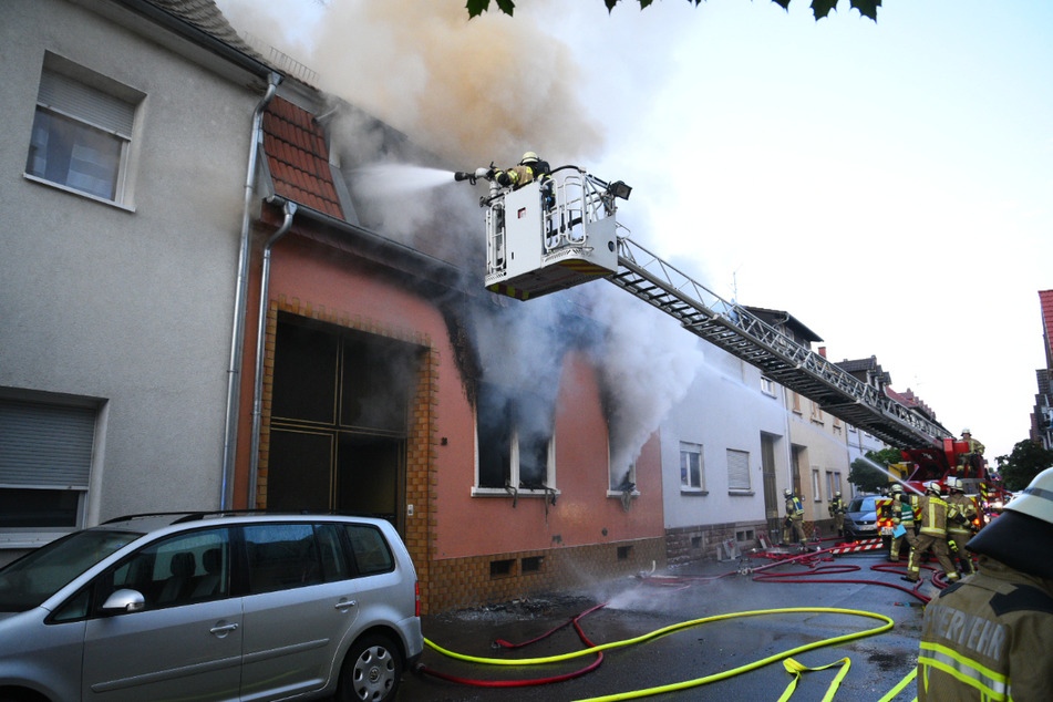 Zahlreiche Einsatzkräfte der Feuerwehr kämpfen gegen die Flammen.