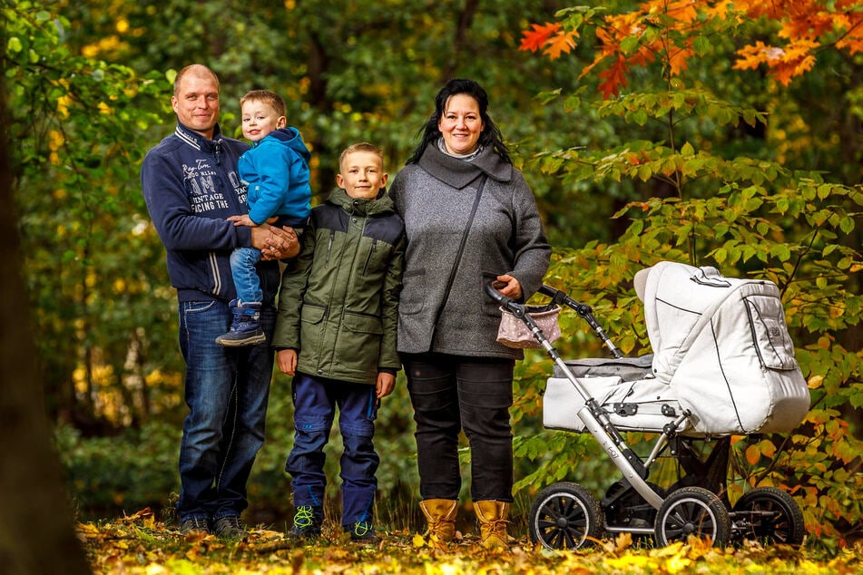 Wie aus einem Guss: Max (41), Vincent (3), Kai (10), Kathleen (39) und im Kinderwagen der kleine Julius (9 Monate) sind eine glückliche Familie.