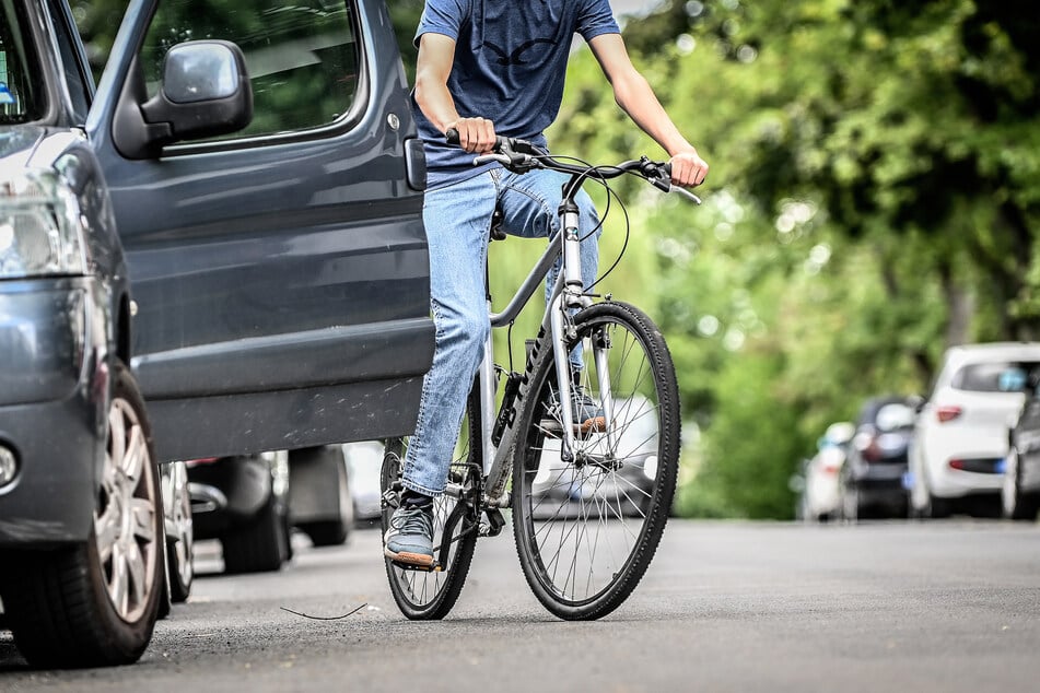 Unachtsam geöffnete Autotüren sind gefährlich für Radfahrer, auf der Kipsdorfer Straße entstehen daher "Dooring-Streifen".