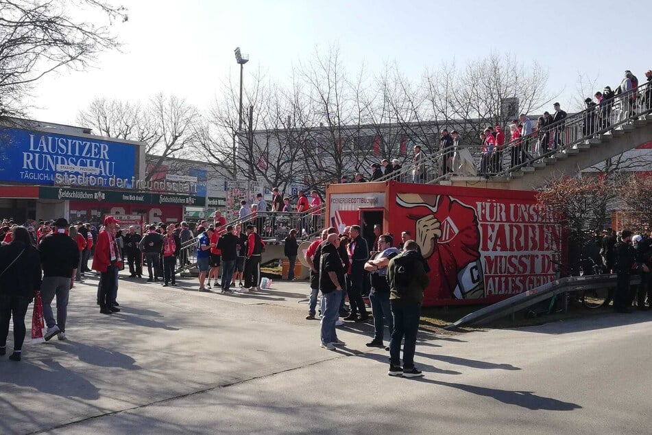 Der Hajo-Prinz-Platz am Haupteingang ist für fast zwei Stunden vor Anpfiff ziemlich voll.