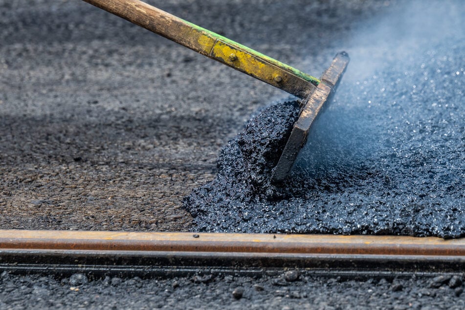 Unter anderem wird die Fahrbahn der S248 erneuert. (Symbolfoto)
