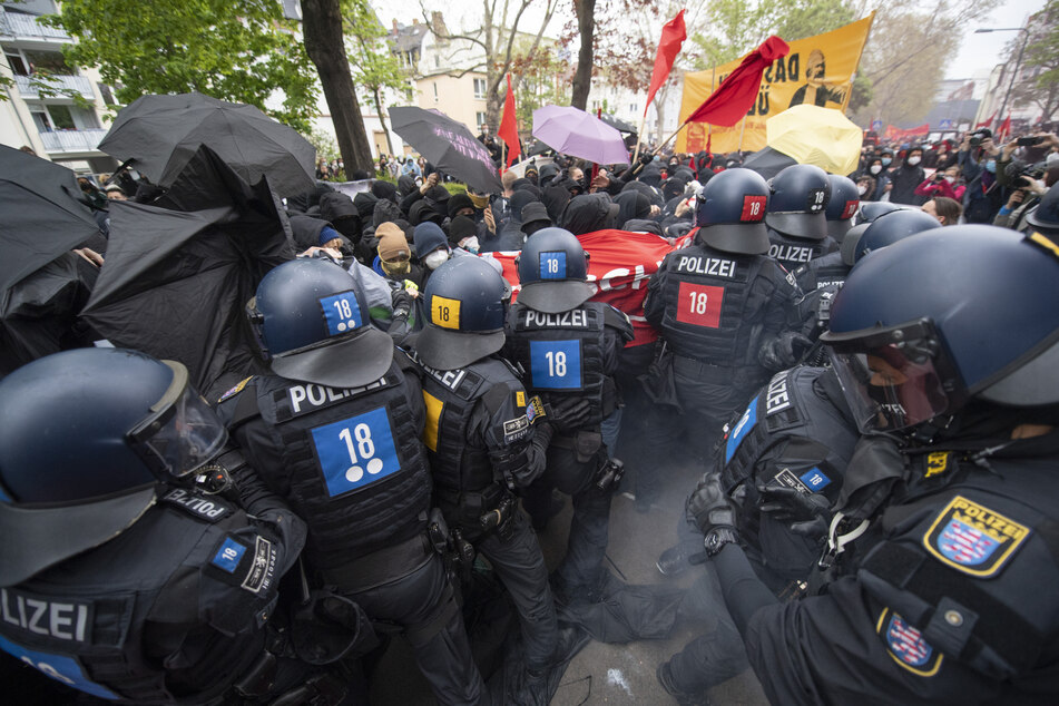 Zu massiven Auseinandersetzungen zwischen Polizei und Demonstranten kommt es auf der "Revolutionären 1. Mai Demo" in Frankfurt.