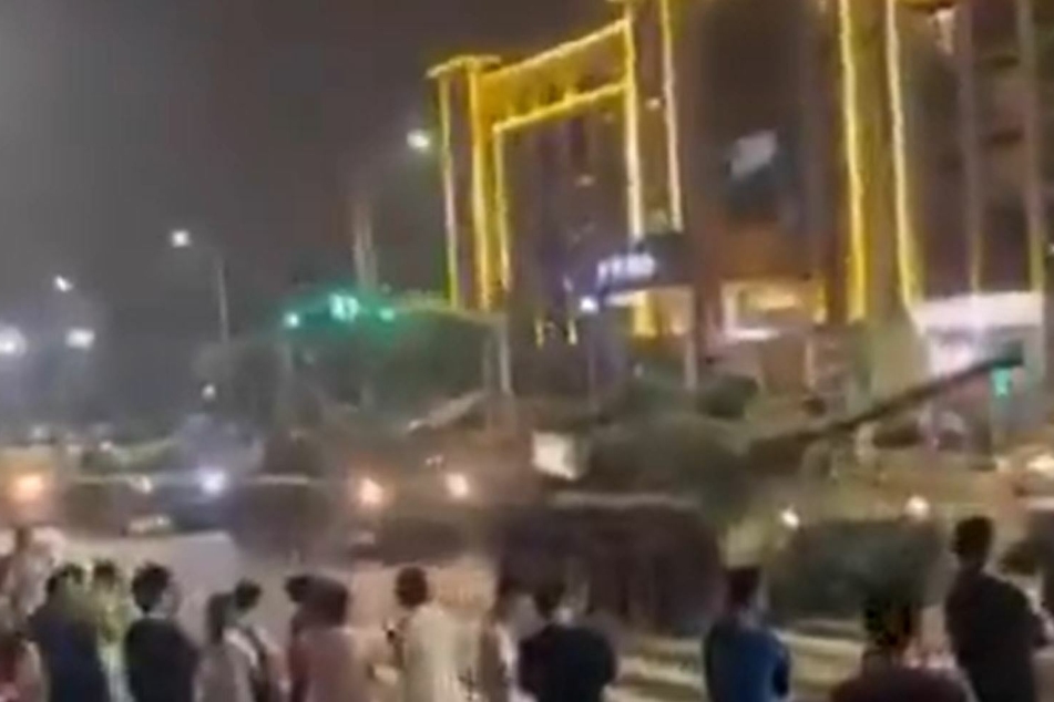 Panzer rollen durch eine chinesische Millionenstadt. Das Video wurde offenbar von einem Passanten aufgenommen.