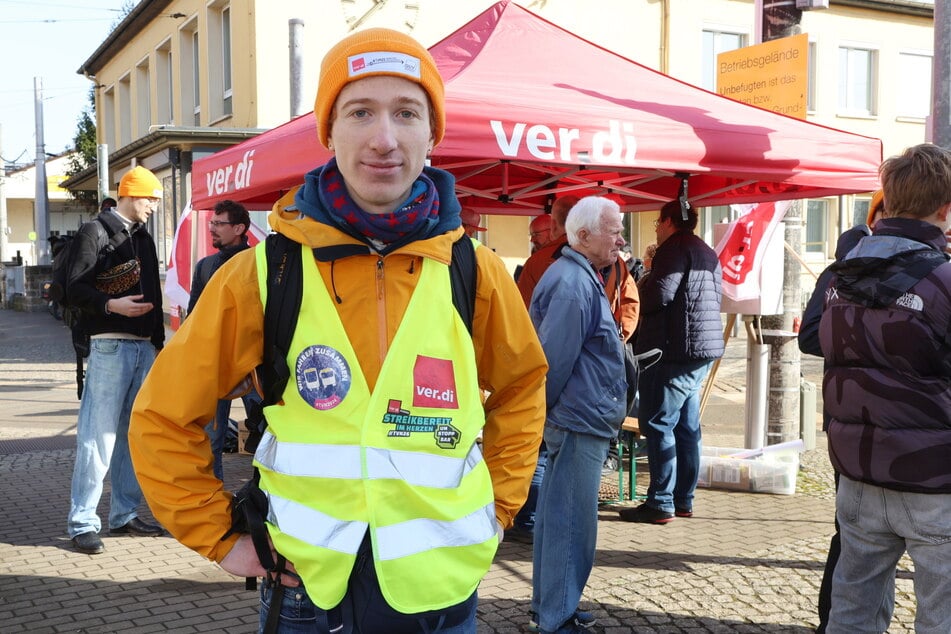 Fahrgast Luca Jacobs (21) glaubt daran, dass man gemeinsam etwas bewirken kann - und streikte im Namen der Beschäftigen des ÖPNV mit.