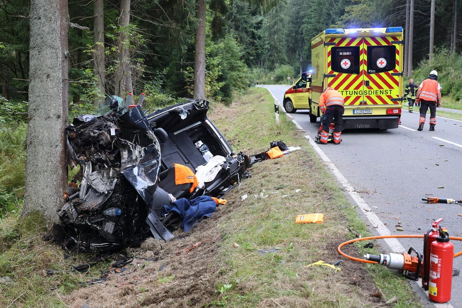 Der Audi glich einem Trümmerhaufen: Auf der S272 zwischen Eibenstock und Johanngeorgenstadt knallte der Wagen frontal gegen einen Baum.