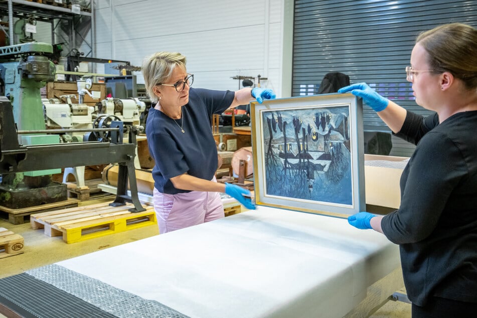 Kulturministerin Barbara Klepsch (59, CDU) verpackt im Depot mit einer Mitarbeiterin des Industriemuseums ein Gemälde für den Versand.