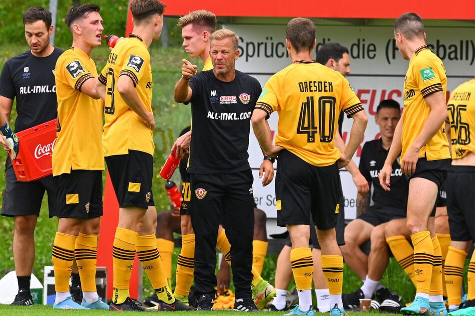 Dynamo-Coach Markus Anfang (48, M.) hatte mit seiner Truppe während des Testspiels gegen Heidenheim einiges zu besprechen.