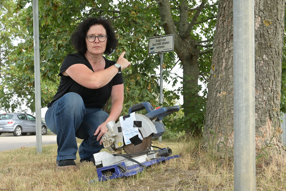 Manuela Tschök-Engelhardt (53, Grüne) ärgert sich über illegale Sperrmüll-Sammlungen. An der Chemnitzer Straße fand sie eine Kreissäge.