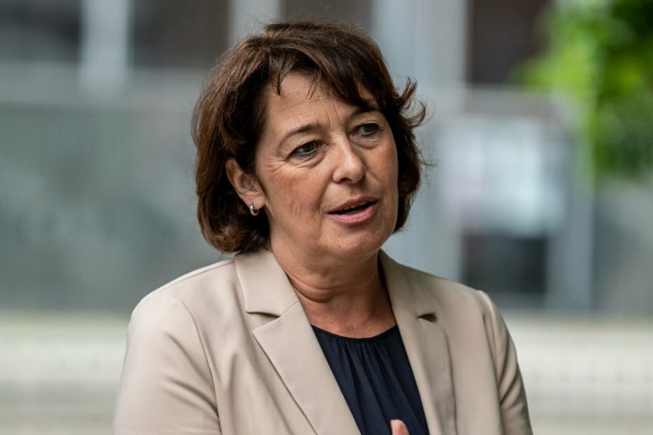 Antje Felber (55) von der Volksbank freut sich darüber, den Parksommer finanziell unterstützen zu können.